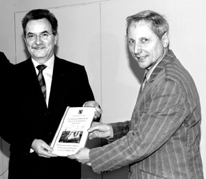 Stolz nahm Vattenfall-Vorstandssprecher Reinhard Hassa (l.) die Genehmigungsunterlagen von Dresdens Regierungspräsident Dr. Henry Hasenpflug entgegen