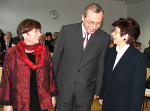 Berlins Justizsenatorin Gisela von der Aue (li.) und Brandenburgs Justizministerin Beate Blechinger (re.) geben die Entscheidungen über Finanzstreitigkeiten künftig in die Hände von Prof. Claus Lambrecht (Mitte), der Dienstag Präsident des fusionierten Finanzgerichts der Länder mit Standort in Cottbus geworden ist