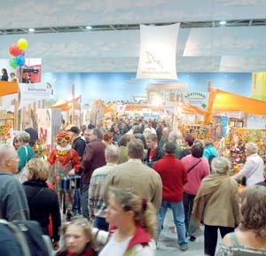 Von Cottbus aus können Besucher kostengünstige Busangebote zur Messe nutzen. Es entfällt nicht nur die lästige Parkplatzsuche, sondern auch die nervige Anfahrt durch die Hauptstadt. Gestartet wird am frühen Morgen, dann bleibt ausreichend Zeit die Brandenburghalle (Foto) zu sehen oder mal über den kulinarischen Tellerrand zu schauen Foto: Messe-Archiv