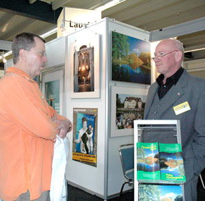 Die Lausitz ganzheitlich vermarkten - das strebt auch Wolfgang Heym (r.) an, der hier am CMT-Stand auf der Reisemesse für diesen Gedanken und entsprechende Produkte wirbt