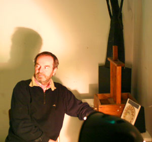Projektbetreuer Dr. Dieter Thiel demonstriert in einer nachempfundenen Zelle zur Ausstellung Kunst aus dem Todestrakt die perfiden Methoden der Behandlung von Todeskandidaten.