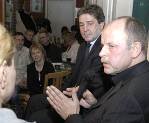 Kein Blatt vor dem Mund: Jürgen Lidzba (vorn) ist seit 17 Jahren erfolgreich, ohne das an die große Glocke zu hängen. Jetzt ist seine Kompetenz im Wirtschaftsbeirat im Rathaus gefragt. Eine gute Wahl, der Mann, ist auch BWA-Landesgeschäftsführer Ludwig Klaus (hinten) überzeugt
