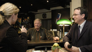 Wirt Franz Worrich (Mitte) und Jürgen Goldschmidt kamen im Pub zum Podiumsgespräch am Dienstag gut ins Gespräch mit Moderatorin Gabi Grube