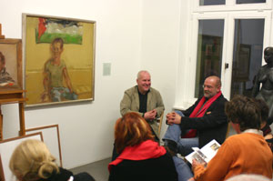 Günther Rechn (re.) konnte im Kunstgespräch mit Kustos Jörg Sperling eindrucksvoll über seine Reiseeindrücke nach Beirut, eine Begegnung mit Arafat und das Zusammentreffen mit palästinensischen Künstlern, berichten