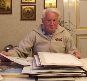 Dick ist der Stapel aus Zeichnungen, die Willi Henoch in seinem langen Leben gefertigt hat. Doch auch mit 93 Jahren gehört er noch lange nicht zum „alten Eisen“