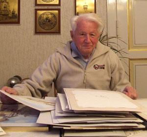 Dick ist der Stapel aus Zeichnungen, die Willi Henoch in seinem langen Leben gefertigt hat. Doch auch mit 93 Jahren gehört er noch lange nicht zum alten Eisen