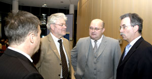 Gespräche gab es nicht nur zwischen dem Vattenfall-Vorstand, Reinhard Hassa (r.) und Dr. Hartmut Zeiss (l.) sowie Klaus van Dornick von der Strabag und Lothar Kubitz von der SKM GmbH (v.l.), sondern auch zwischen vielen anderen interessierten Unternehmern und den Hauptauftragnehmern