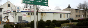 Nur die Gaststätte ist noch gut besucht, das lange Gebäude an der Spreestraße entlang steht seit Jahren leer und verschandelt das Bild gegenüber vom schicken Hafen. Klappen ehrgeizigen Pläne, könnte hier Ende 2008 ein Erlebniscenter mit alten und neuen Handwerkskünsten öffnen