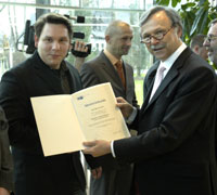 Als einer der besten von 50 Vattenfall-Mitarbeitern hat Marcus Kröll seine Meisterurkunde von Arbeitsdirektor Dr. Hermann Borghorst überreicht bekommen. Erstmals haben Kraftwerker und Tagebaukumpel gemeinsam die dreijährige Ausbildung abgeschlossen - ein wichtiger Fortschritt im Zusammenwachsen von einst Laubag und Veag. Ausführlich berichtet BB?Radio 107.2 diesen Sonntag zwischen 10.20 Uhr und 12 Uhr