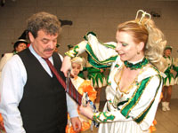 Anja I., forsche Prinzessin der Cottbuser Narrenweiber, hatte keine Skrupel, dem Cottbuser Oberbürgermeister Frank Szymanski die Krawatte zu kappen. Zur Weiberfastnacht hatte er sich sicherheitshalber drei Mal Ersatz eingepackt. Das jüngste Funkenmariechen tanzte zur Versöhnung noch eine Extra-Runde im Rathaus-Foyer