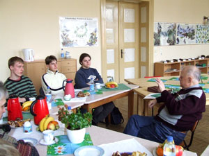 Einen Höhepunkt für die deutschen Schüler aus Gymnasium und Oberschule war am Mittwoch das Gespräch mit dem Buchautor Rolf Müller aus Friedrichshain. Der frühere Döberner Schuldirektor lehrt noch heute in Zary Deutsch und ist gut bewandert in deutsch-polnischer Geschichte	