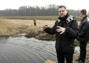 Erste Ergebnisse der Renaturierung an der Spree erklärte Dr. Christoph Gerstgraser vom Ingenieurbüro für Renaturierung bei einer Pressefahrt zwischen Dissen und Maiberg. Für zwei Millionen Euro bauen seit Herbst 15 Firmen an Deichen und den ersten sechs von später acht Teichen. Deren Flutung soll zusammen mit der Bevölkerung im Mai gestartet werden. Auch geführte Touren sollen dann angeboten werden. Einen ständigen Überblick über die offene Naturschau-stelle wird in wenigen Tagen auf www.vattenfall.de geboten. Ausführlich berichtet auch BB Radio 107.2 diesen Sonntag ab 10.20 Uhr