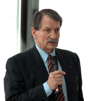 Prof. Walther Zimmerli ist Schweizer und war 2002 Gründungspräsident der AutoUni Wolfsburg