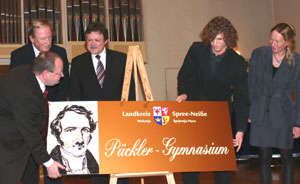 Mit vereinten Kräften enthüllten Schulleiter Dr. Wolfgang Friedemann, Hermann Graf von Pückler, Landrat Dieter Friese,  Philipp Posledniak und Claudia Lohde-Sewart (v.l.n.r.) die neue Namenstafel