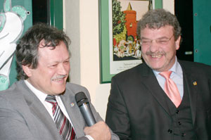 Haben (noch) gut lachen: Landrat Dieter Friese und Oberbürgermeister Frank Szymanski in gelöster Stimmung auf dem Podium. Eine wirkliche Bilanz seiner Amtstage sieht Letzterer erst im November für gerechtfertigt Foto: BeWe 