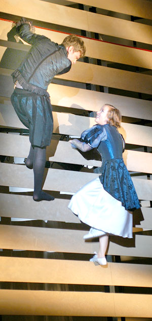 Fliehen und finden - statt des klassischen Balkons von Verona gibt es in der neuen Cottbuser Romeo und Julia- Inszenierung ersteigbare Wände, deren Benutzung nicht immer motiviert erscheint. Hier hält Julia (Christiane Höfler) nichts zurück beim Hinaufklimmen zu Romeo (Paul Grill