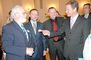 Liberalen-Treffen am Rande eines Cottbuser IHK-Forums am Dienstag dieser Woche: Guido Westerwelle mit Matthias Schulze, Fraktionsführer in der Stadtverordnetenversammlung,  Jens Lipsdorf, stellvertretender Kreisvorsitzender der FDP, und  Jürgen Türk, Kreistagsabgeordneter