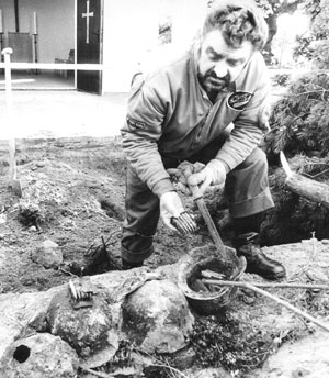 Eine der schwersten Aufgaben - auch emotional - leistet der ehrenamtliche Umbetter Erwin Kowalke, hier bei einem Fund in Türkendorf, wo neun deutsche Gefallene im Oktober 1994 geborgen wurden