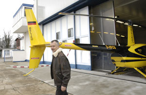 Nicht nur Heliflight-Pilot Jan Dammes sucht nach Erweiterungsmöglichkeiten. Die Flugzeughallen platzen aus allen Nähten. Der Flugplatzinhaber, die Stadtwerke Cottbus, hat jedoch gravierendere Probleme zu lösen. Landrat Dieter Friese will eine Lösung vorschlagen