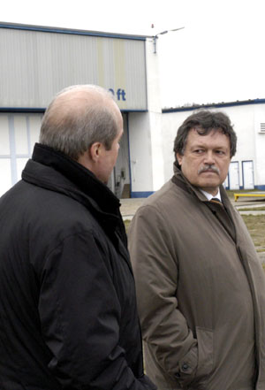Landrat Dieter Friese (re.) hat nach Gesprächen mit Dieter Perko seine Unterstützung für das Brandenburger Dorf- und Erntefest 2008 zugesagt