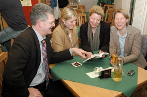 Denkmalpfleger Leo Schmidt erstöbert die spannendsten Aspekte seines Mauerführers mit Dr. Anke Kuhrmann, Moderatorin Gabi Grube und Henriette von Preuschen im Presse-Café DoppelDeck (von links). Am Sonntag sind seine Forschungen Thema in einer Matinee zum 50. Europa-Jubiläum ab 11.15 Uhr im IKMZ an der BTU