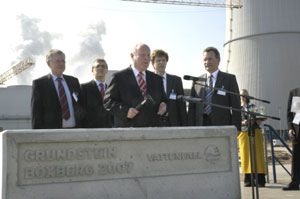 Die üblichen gedruckten und geprägten Zeitzeugen versenkten Sachsens Ministerpräsident (M.) sowie Vattenfall-Vorstand Dr. Klaus Rauscher, Gesamtbetriebsratsvorsitzender Wilfried Schreck, Staatssekretär im Bundesbauministerium Dr. Engelbert Lütke Daldrup und Vattenfall Vorstandssprecher Reinhardt Hassa (v.l.) in diesem massiven Beton-Grundstein