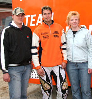 Die Gewinner des Märkischen Boten mit dem deutschen Toppiloten Markus Schiffer (M.) bei der Fahrerlagerführung zur ADAC MX Masters am vergangenen Wochenende in Fürstlich Drehna