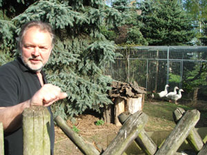 In Bernd-Michael Männchens Tierpension in Kolkwitz können die beiden Altstars jetzt ihr Lampenfieber auskurieren. Sogar einen Ganter hat der Veterinäringenieur dazu organisiert.  Die beiden Diven genießen lebenslanges Wohnrecht, aber der talentierte Nachwuchs könnte schon im nächsten Jahr entweder auf der Bühne oder in der Pfanne landen
