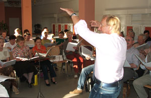 Chorleiter Klaus Schröder schult die Stimmen mit hohem Anspruch und brachte auch ganz neue Auftrittsformen in das Leben des nun schon 50-Jährigen Volkschores