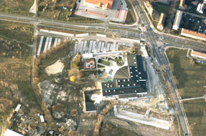 Anfang März war die Baustelle von oben noch als solche zu erkennen - inzwischen sind die Außenanlagen fertig, als Parkplätze gepflastert. Am 1. Mai, 10 Uhr, beginnt in Cottbus die Badesaison mit der lang ersehnten neuen Lagune