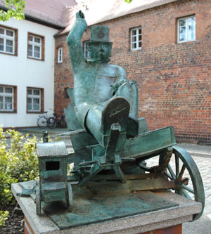 Seit 2006 Bronzefigur an der Lindenpforte: Der Cottbuser Postkutscher von Christian Uhlig ist mit Müh’ und Not zerschunden ins Ziel gekommen 
