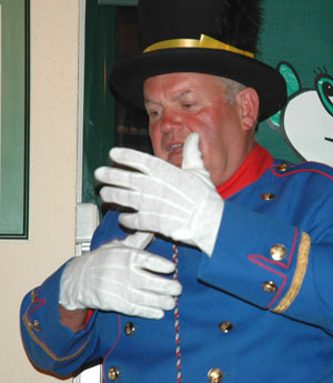Stadtführer Eberhard Fischer weiß viele Geschichten über Cottbus und manche über den Postkutscher und seine Uniform. Die Knöpfe am Ärmel, sagt er, sollen verhindern, dass sich die Amtsperson ungehörig mit kühn ausholendem Arm die Nase wischt...