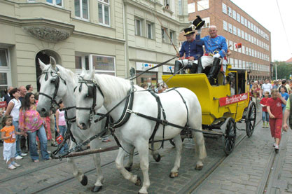 Bernd Poredda lenkt seit Jahren seine Postkutsche zu vielerlei Anlässen durch die Stadt. Im Festzug zum 850. Cottbus-Jubiläum stieg Postkutscher Eberhard Fischer auf den Bock