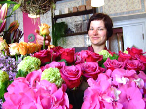 Silvana Rothkehl, die rechte Hand von Inhaberin Siegrid Beyer im Zweitgeschäft von Blumen-Beyer in der Karl-Liebknecht-Straße, hält eine große Auswahl an Blumen parat. Denn es kommt ganz auf den Typ an. Hier und im Geschäft in der Mühlenstraße ist am Muttertag von 8 bis 12 Uhr geöffnet