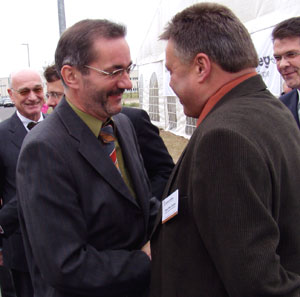 Zur Einweihung der Papierfabrik W. Hamburger in Schwarze Pumpe war Ministerpräsident Matthias Platzeck (li.), hier mit Bürgermeister Dr. Klaus-Peter Schulze, in Schwarze Pumpe - am kommenden Sonnabend, dem Tag des offenen Unternehmens, wird er wieder kommen. Denn es gibt auch neue Investitionspläne zu besprechen