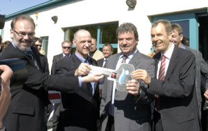 Bei der symbolischen Schlüsselübergabe für das neue Bad am 1. Mai: Peter Schmidt als Generalübernehmer, Betreiber Wolfgang Tober, OB Frank Szymanski und Finanzier Axel Dauer (von links)