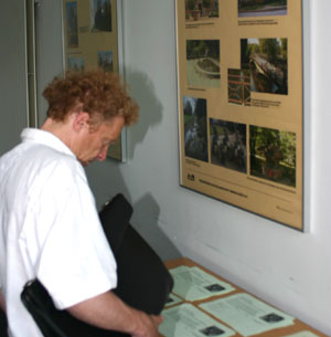 Begleitend zur Ausstellung liegt ein Fragebogen aus, in dem Besucher Meinungen und Vorschläge zu brisanten Fragen der Stadtbildpflege in Cottbus mitteilen können