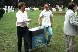 Wie immer gings auch interdisziplinär zu beim Pfingstturnier in Sielow: Energie-Profi Marco Künzel (r.) überreichte zusammen mit Sponsor Karsten Löhr als Ehrenpreis das Gästebett aus Gubener Produktion