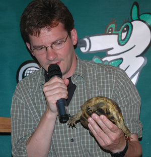 Tierparkdirektor Dr. Jens Kämmerling, hier mit einer Vierzehen-Schildkröte, schilderte die Besonderheiten der Schildkrötenarten zu Land und zu Wasser