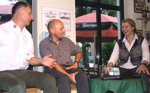 Mit einer großen Portion Humor, aber auch sehr nachdenklichen Gesicherten diskutierten am Donnerstag Radsport-Weltmeister Bernd Drogan (lI.) und U23-Trainer Michael Max mit Gabi Grube über Doping im Radsport