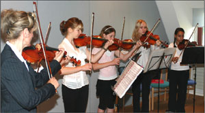 Einen musikalischen Vorgeschmack auf drei Tage voller Musik in der Spreestadt gaben die jungen Musikerinnen der Spremberger Musik- und Kunstschule unter Leitung von Mareike Linke (li.) zur Pressekonferenz. „Wir wollen, dass es jetzt endlich losgeht, weil sich alle schon sehr auf diese Tage freuen, geprobt ist nun genug!“, kommentiert Musikschulleiterin Sonja Junghänel den Stand der Vorbereitungen 