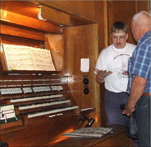 Nocheinmal alles erklärt - im Juli geht Johannes Dette (li.) nach Hennef. Die Orgel bleibt - das Gehäuse wurde erst 2001 nach Unwetterschaden erneuert. Die Sanierung kostete 40 000 Euro 