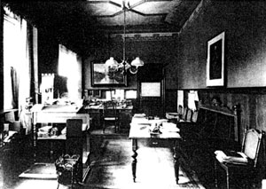 Das Amtszimmer des Oberbürgermeisters mit Stehpult am Fenster. Aufnahme aus dem Jahre 1908