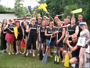 Kein anderer Sport verlangt so viel Teamgeist wie das Drachenbootfahren. Und jeder der schwimmen kann, kann mitmachen. Wer will, kann ab Freitag zelten. Wichtig: Originelle Schlachtrufe und Kostüme