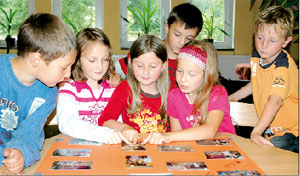 Christian Engelmann, Lena Lehmann, Laura Habeck, Lance Konzack, Lissy Ackermann und Tom Rosadzinski (v.l.n.r.) sehen auf der Wandzeitung, wie sich ukrainische Kinder über ihre Geschenke gefreut haben