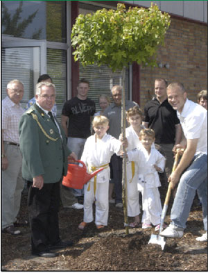 Mit der Pflanzung eines Roten Kugelamberbaumes an der Sportmensa auf dem Puschkinplatz besiegelten Kurt Blume (Vizevorsitzender), Richard Ploß (Leiter Sportschießen), die drei Judoka Johanna, Paula und Maria Blume sowie Vorsitzender Dirk Meyer (vorn, v.l.) die Gründung des neuen Kultur- und Sportclub ASAHI Spremberg e.V.. Der Verein will die Angebotsvielfalt verbessern. 