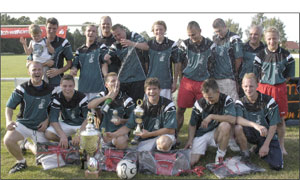 Eine Sektdusche gab es für die Gewinner des Zweiten Märki-Cups, der letzte Woche auf dem Platz des SSV 1862 e.V. ausgetragen wurde. Die Sieger, ASAHI, bekamen zum Gruppenfoto gleich Unterstützung von dem Drittplatzierten Fahrschule Meyer. Für die drei Sieger gab es Shirts der GRÜNEN Heimatzeitung. Titelverteidiger Heinrichsfelder Jungs mussten sich im Halbfinale nur knappe der Fahrschule Meyer geschlagen geben
