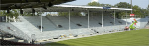 Die Nordtribüne würde auch 20000 Fans aushalten, 8000 werden rauf gelassen. Für die Stabilität sorgen 370 Tonnen Stahl, neun Meter tief verankert.