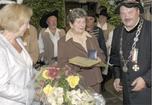 In Anwesenheit von Ministerin Johanna Wanka ist Gisela Mildner bei der Burgparty durch Bürgermeister Dr. Schulze für ihren Fleiß zum Wohle der Stadt geehrt worden