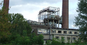 Das Elt-Werk ist im äußerst beklagenswerten Zustand. Trotz allem ein wertvolles Stück Industriearchitektur, wie das 1926 gebaute und inzwischen ruinöse Umspannwerk (vorn)